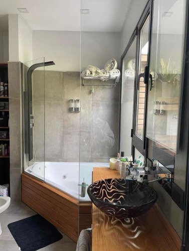 Casa En Venta - 3 Dormitorios 3 Baños - Cochera - 250mts2 - Temperley