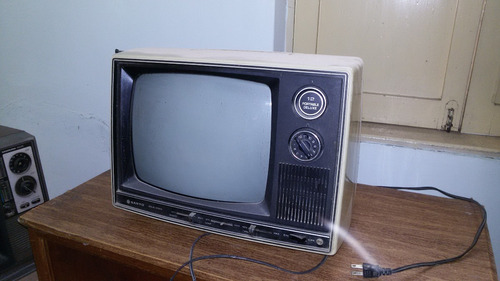 Imagen 6 de 10 de Televisores C R T - Sanyo (15 B / N) & Samsung (14 Color)