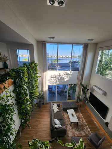 Casa En Venta Con Fondo A La Laguna En Canning