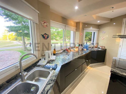 Venta De Casa 6 Ambientes 2 Dormitorios En Solares Del Carcarañá, Oliveros