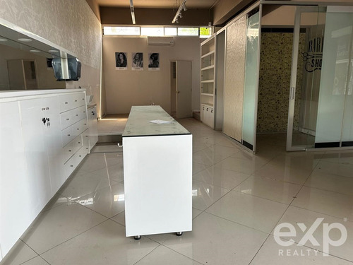 Arriendo Local Comercial Con Alto Trafico En Avda La Dehesa
