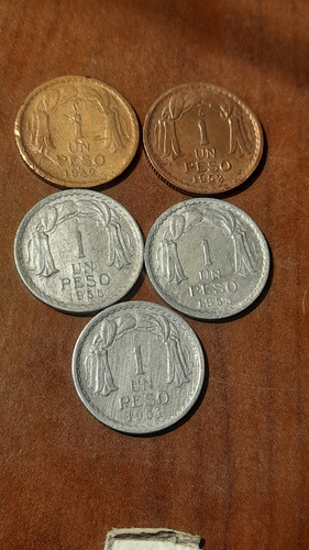 5 Monedas Chilenas De 1 Pesos: Años 1942, 1952, 1954 Y 1955.