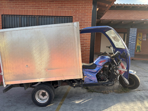 Moto Carguero Con Cabina De Carga Espacioso