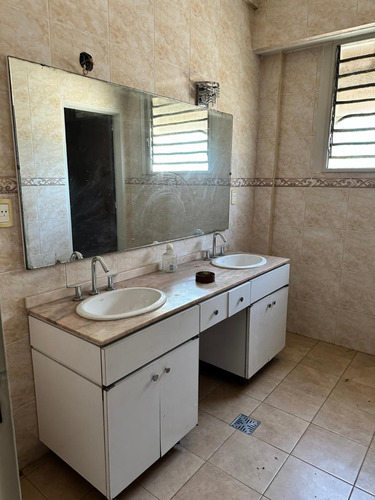 Venta - Con Financiacion - Casa De 3 Plantas - Excelente Esquina Sobre Avda. Vélez Sarsfield