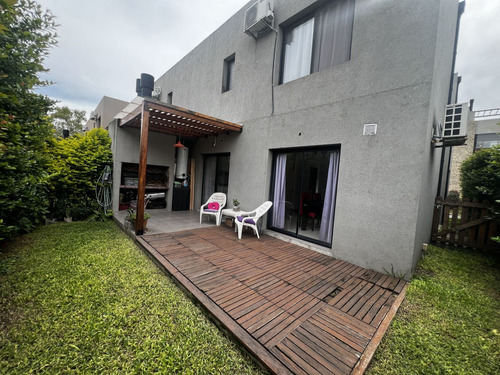 Casa En Venta 4 Ambientes Maria Eugenia Rv