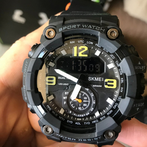 Reloj de pulsera Skmei 1637 de cuerpo color negro, analógico-digital, para hombre, fondo negro, con correa de poliuretano color negro, agujas color verde y negro y blanco, dial amarillo y blanco, subesferas color negro, minutero/segundero blanco, bisel color negro, luz verde y hebilla doble