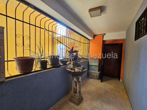 Se Vende Amplio Y Cómodo Apartamento De 172 Mts2 Con Excelente Ubicación Zona Centro De Maracay 25-19752 Hc