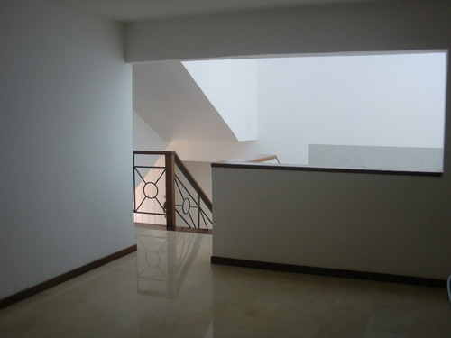 Lomas De Chuao Espectacular Casa Calle Privada Vigilancia Piso Y Escaleras De Mármol Area Verde 4 Puestos De Estacionamientos