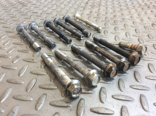 Tornillos Exteriores Base Bancada Altima 2.5 Aut Mod 07-12 (Usado)