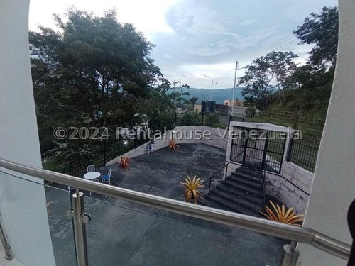 Hermosa Casa Con Estilo Moderno, De Dos Niveles, Cuenta Con Hall De Entrada, Sala De Estar, Tres Dormitorios Con Baños Y Vestier , Una Habitación Solo Con Baños, Un Medio Baños, Family Room