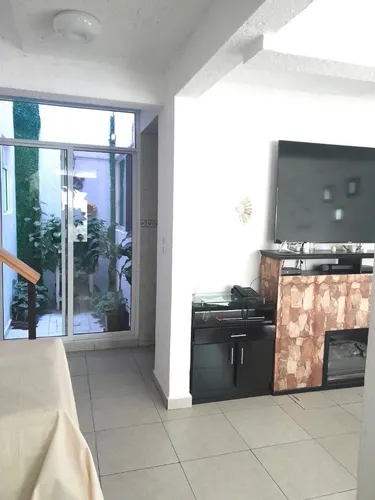 Casa En Venta, Col. Moderna, Excelente Mantenimiento.