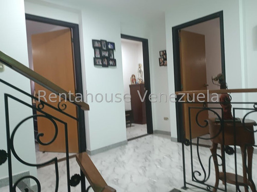 Excelente Y Amplio Townhouse, Ubicado En Una De Las Mejores Zonas De Valencia. Consta De 3 Niveles Distribuidor De La Mejor Manera, Con Una Potente Y Amplia Terraza En El Último Nivel