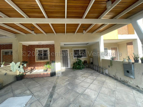 Townhouse En Venta Con Muy Buenos Acabados, Pisos De Marmol, Cocina Empotrada Ym Tope De Cuarzo, Pared Decorada En Coralina. San Diego