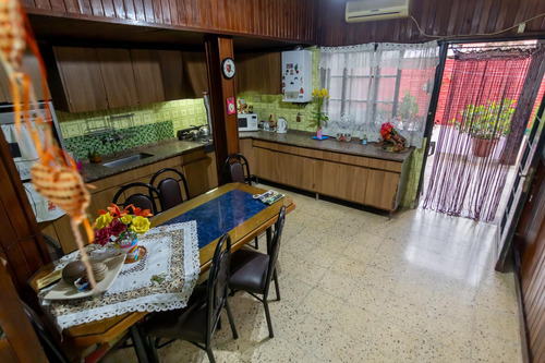 Venta De Casa 2 Dormitorios Con Cochera En Rosario - Humberto Primo Al 1500