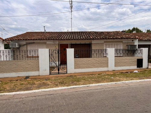 Casa En Venta - 2 Dormitorios 1 Baño - Cochera - 448mts2 - Libertad