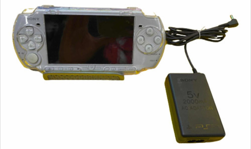 Consola Psp Fat Mod. 1000 Blanca Con Memoria De 32 Gb Color Blanco