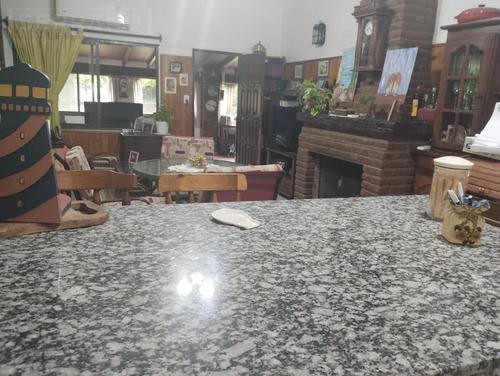 Casa En Venta 6 Ambientes,-pileta Climatizada-calle Saavedra Al 600-parque Sakura