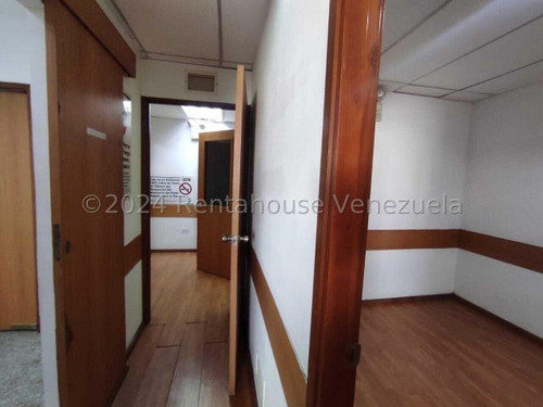 Consultorio En Alquiler Zona Este Barquisimeto, Cuatro Cubículo, 2 Baños, Aire Integral. Mls 24-17099 Dh