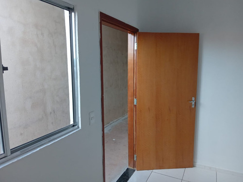 Duas Casas Germinadas Com 4 Cômodos, Garagem, Quintal E Lavanderia