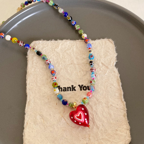 Collar De Cuentas Coloridas Con Dije De Corazón Rojo