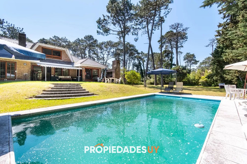 Espectacular Casa De Seis Dormitorios Y Servicio En Venta En Lugano