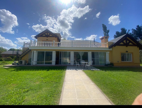 Casa En Venta - 4 Dormitorios 4 Baños - 3.000mts2 - La Plata