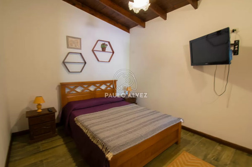 Casa En Alquiler Temporal En Piriápolis. Cómodos Dormitorios, Living, Comedor. Predio Cercado Con Piscina Climatizada Cubierta. A 50 Metros Del Mar