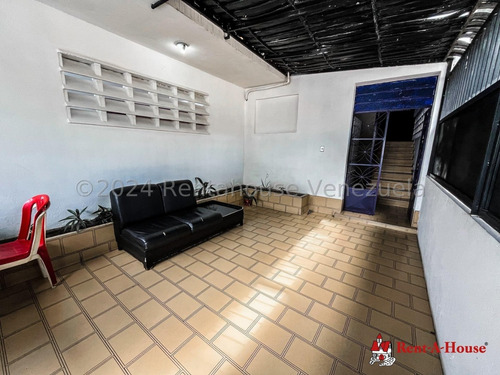 María Martínez Alquila Espacioso Local Comercial, Al Este De Barquisimeto, Piso De Granito, Ideal Para Centro Médico, Brinda Seguridad, Fácil Acceso.