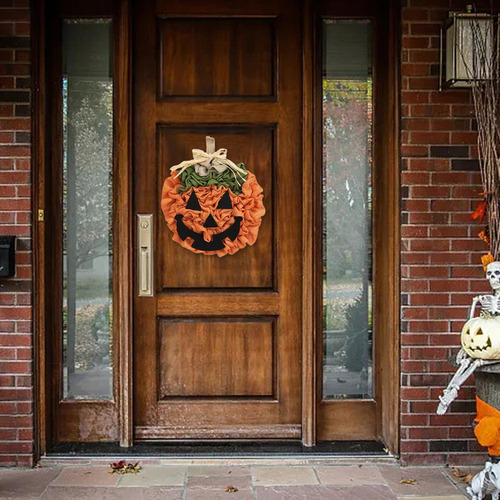 A Corona De Calabaza For Colgar En La Puerta De Halloween