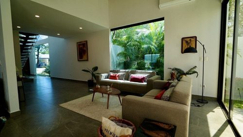 Casa En Venta En Mérida. Priv. Parque Natura En Esquina Y Alberca, Con Paneles