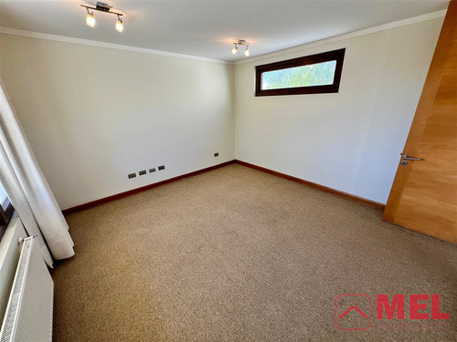 Casa En Arriendo De 5 Dorm. En Colina