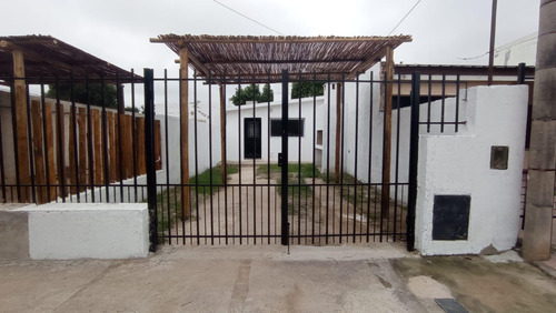 Casa En Alquiler En Altamira, 2 Dormitorios, Patio, Cochera 