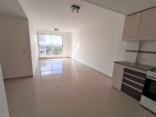 Departamento Semipiso 3 Amb Con Balcón Al Frente En Alquiler - Parque Avellaneda