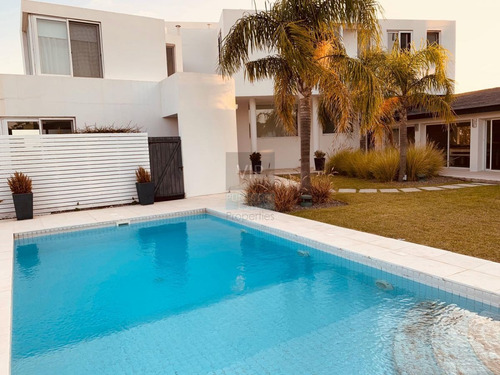 Imagen 24 de 24 de Casa De 5 Dormitorios En Playa Mansa, Punta Del Este.