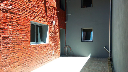Cochabamba Al 400 Entre Bolívar Y Defensa, San Telmo. Impecable. 120 M2. Loft Dúplex 2 Ambientes Y Medio. Vestidor. Patio Grande. Baño Grande. Luminoso. Bajas Expensas. Totalmente Reciclado