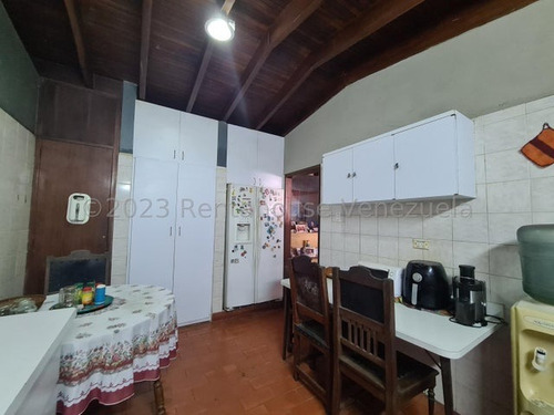 Amplia Y Comoda Casa Con Dos Niveles Y Muy Buena Distribución En Venta En El Cafetal, 25-4856