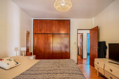 Casa 4 Ambientes, Jardín, Patio, Parrilla Y Cochera En Venta En Floresta. Apto Credito.