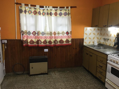 Imagen 6 de 16 de Casa De 2 Dormitorios En Venta Con Cochera Y Parillero - Centro Sur - Zona Sur