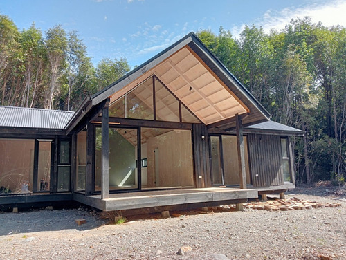 Moderna Casa Inserta En Bosque Nativo