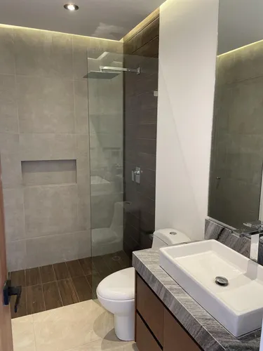 Casa Con 4 Recámaras, Una En Planta Baja, Privada Con Alberca. Lomas Del Campanario Norte