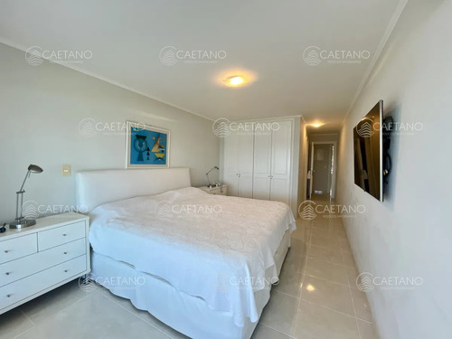 Venta Apartamento 2 Dormitorios. Playa Mansa, Punta Del Este.