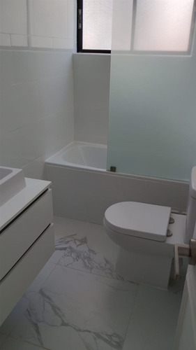 Completamente Remodelado Con Materiales Modernos En El Golf