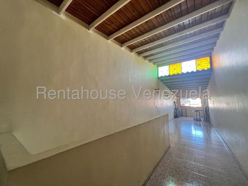 Amplio Y Moderna Casa De 2 Niveles En Venta Cabudare. Urbanizacion Valle Hondo 25-15492 As-f