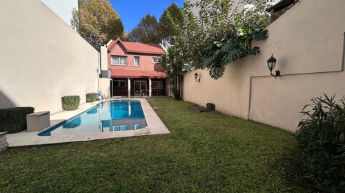 Hermosa Casa De 6 Ambientes Con Piscina Climatizada, Galeria Con Parrilla, Cochera Amplia Para Dos Autos.