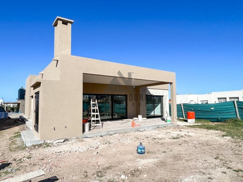 Casa En Venta En Barrio Privado Santo Tomas, Pilar, G.b.a. Zona Norte