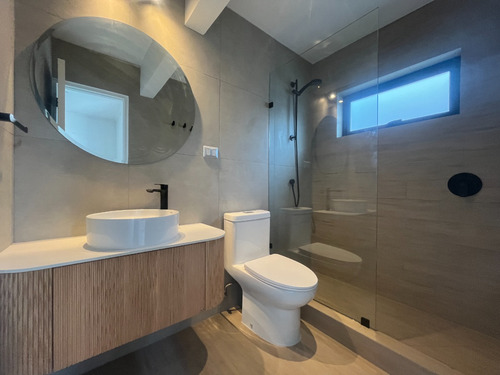 Maravillosa Casa Recién Remodelada, Finas Terminaciones.