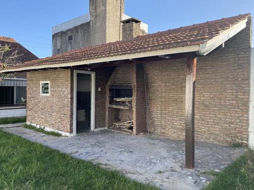 Casa De 3 O 4 Ambientes Con Quincho, Lavadero, Garage Y Parque En Villa España