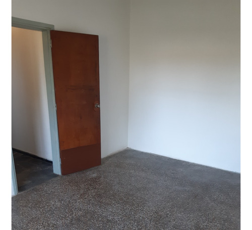 Dueño Vende Chalet Esquina Con Doble Pared De Ladrillo Visto Y Techo De Tejas A 2 Aguas. Es Ph.