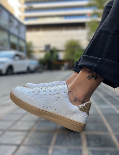 Zapatillas Blanco Hueso Tiza Con Estrella Y Talonera Dorada