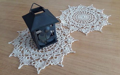Set X 2 Carpetas Tejidas Al Crochet-mesa De Luz-deco-22 Cm